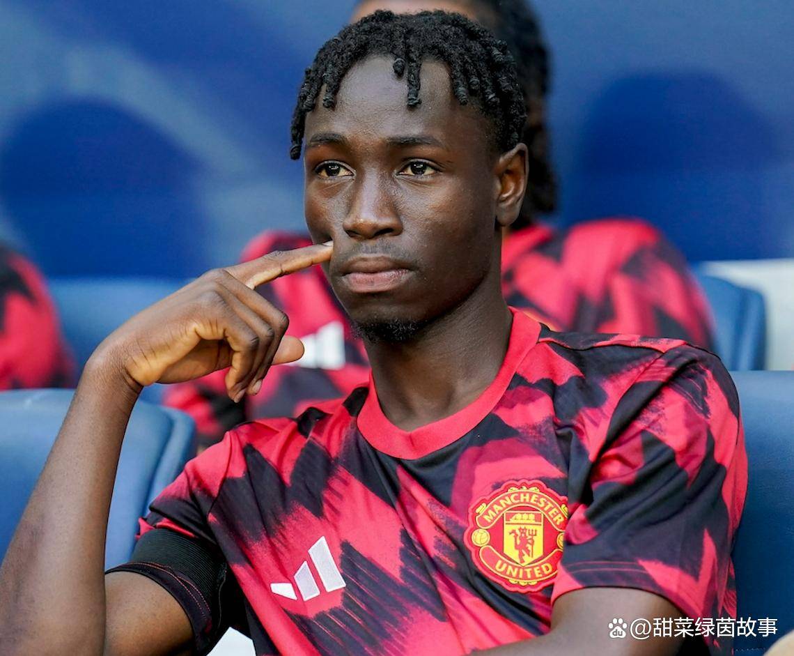 Doinb新星夺冠表现突出，曼联前途光明！赛场气氛高涨