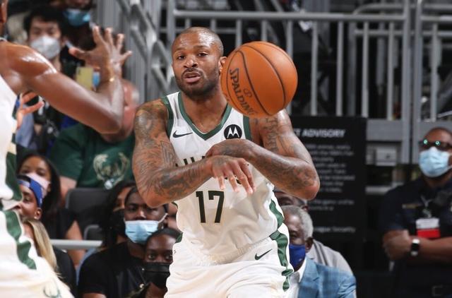 Yabo-雄鹿球员公开质疑裁判判罚尺度，引争议，社会注册内容来自.-Yabo