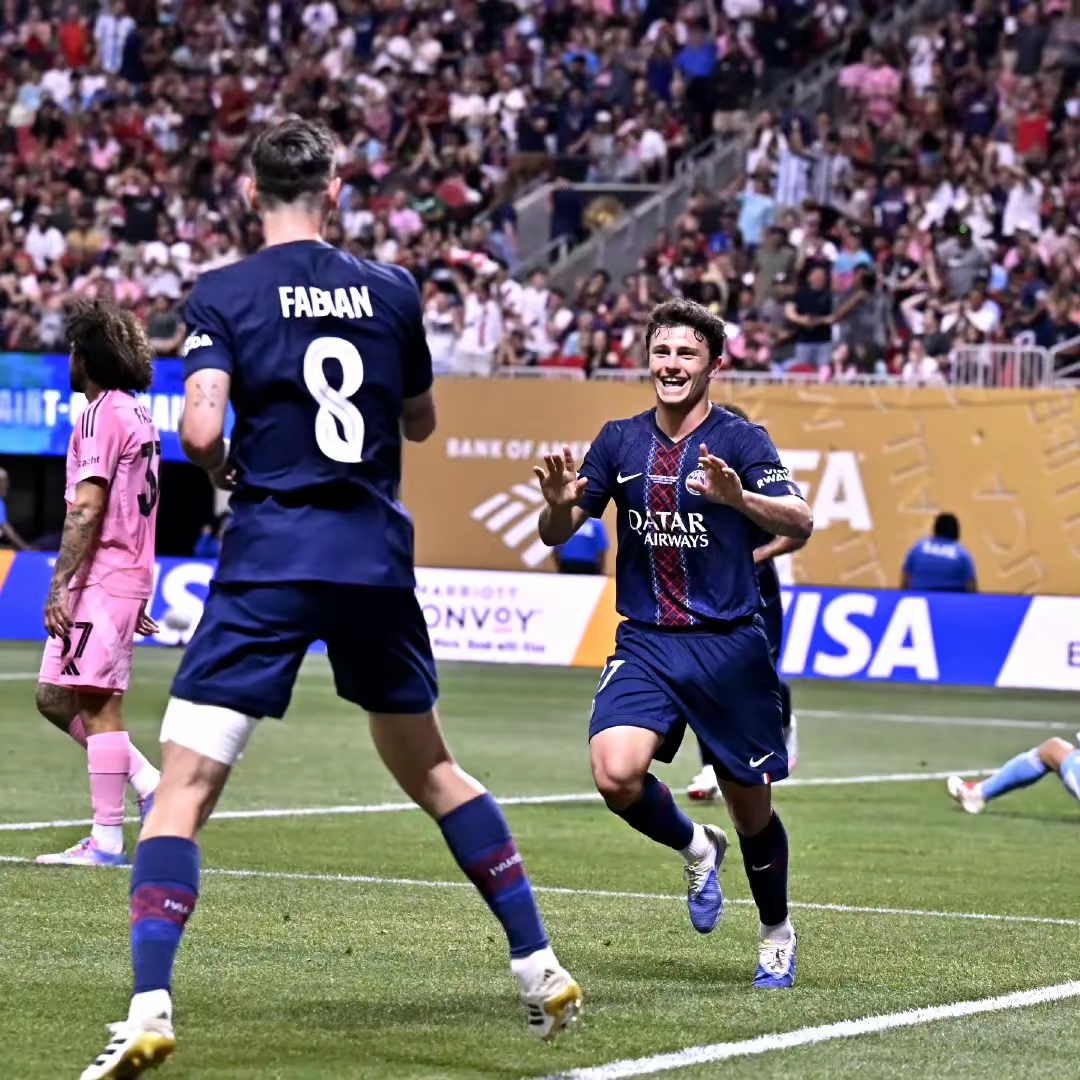 亚博体育-拜仁慕尼黑训练开放日，赛前战术微调引欢呼，欧联在即，身体对抗强度拉满的简单介绍-亚博体育